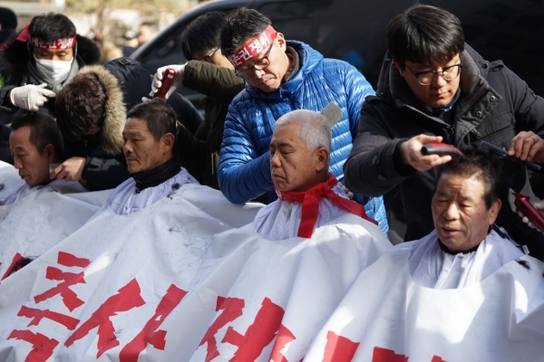 축단협 소속 축산단체장들이 단식 농성에 앞서 삭발을 통해 투쟁의지를 보여주고 있다.